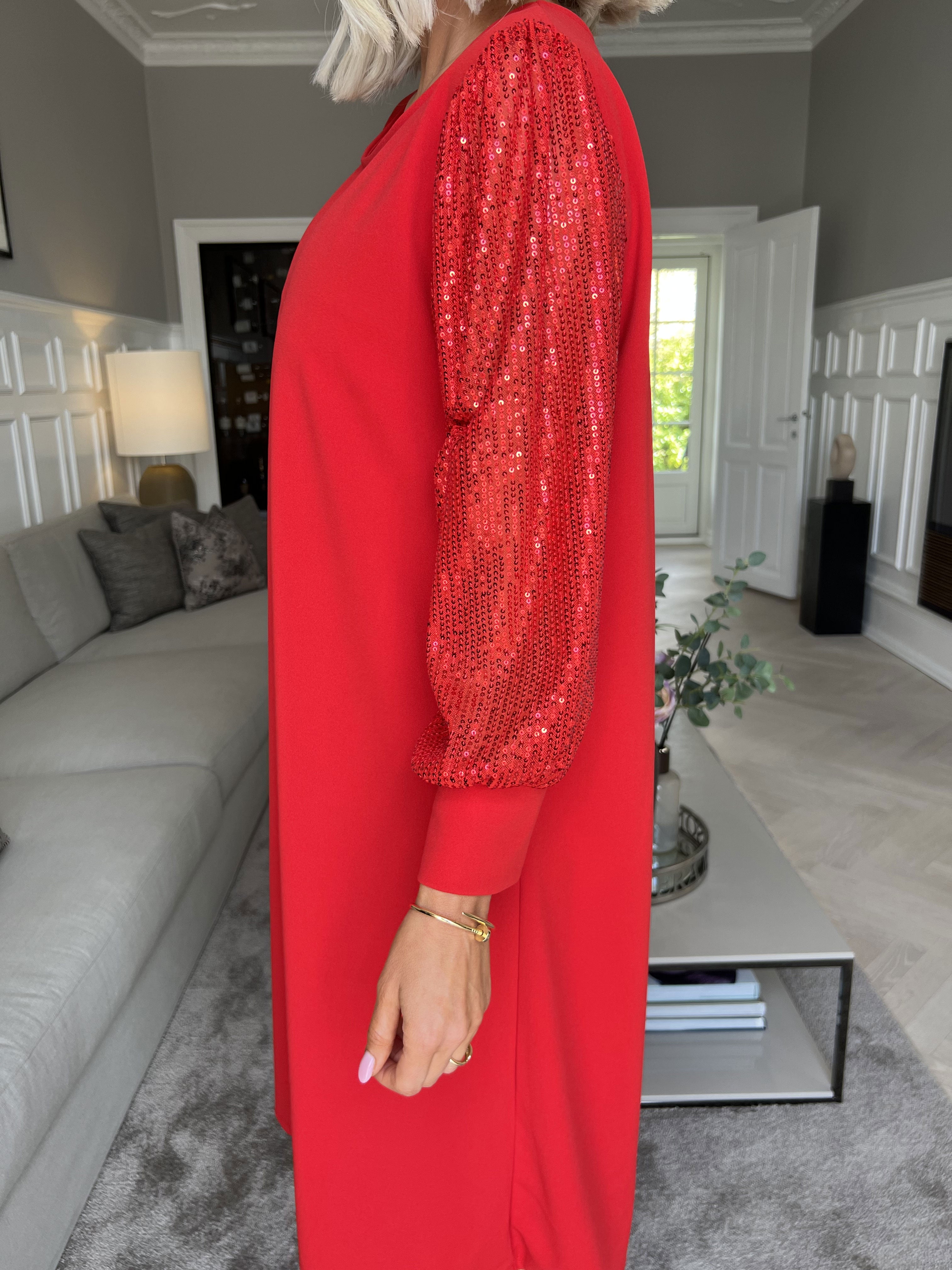 Djamila - Smuk kjole med paillet ærmer